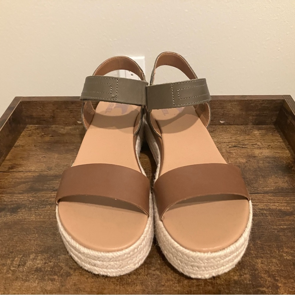 EUC Cameron Flatform Two-Tone Platform Sandals - Tan & Olive